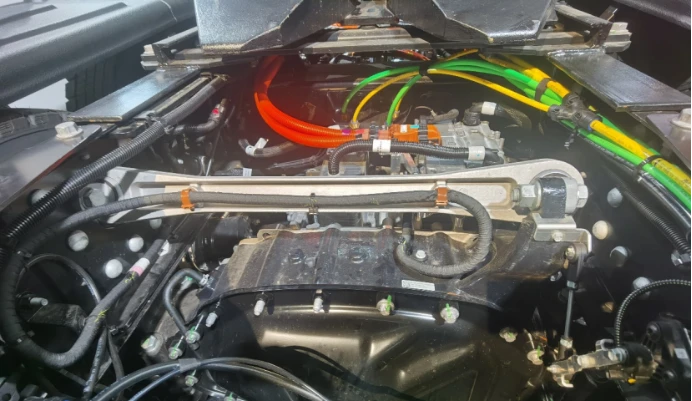 Tesla Semi electric heavy-duty truck's electric drive axle configuration: 2 drive axles + 3 electric motors Tesla Semi electric heavy-duty truck's electric drive axle configuration: 2 drive axles + 3 electric motors