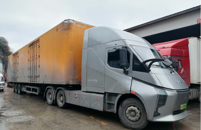 Electric heavy-duty trucks used for》delivery and freight transport utilize a battery-at-the-bottom layout combined with an electric drive axle. Electric heavy-duty trucks used for》delivery and freight transport utilize a battery-at-the-bottom layout combined with an electric drive axle.